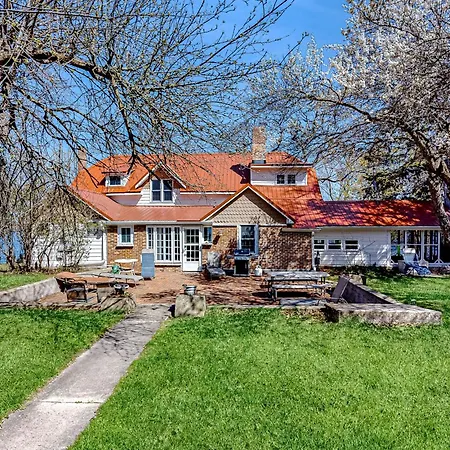 Antique Lake Front Getaway- The Lake House